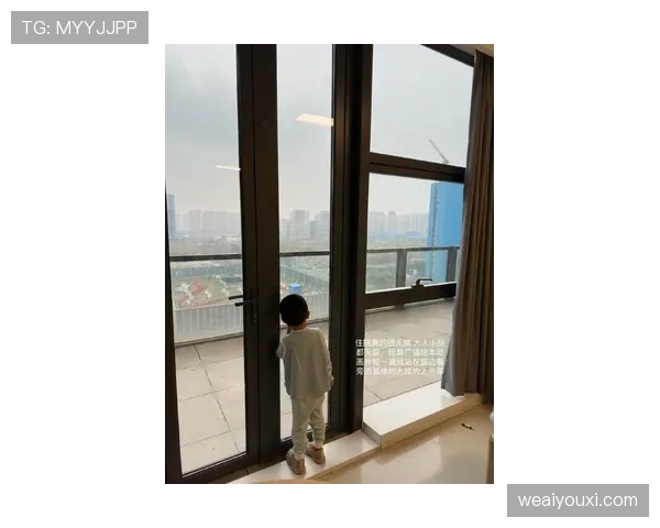 姚明随手一张晒娃照，背景那套豪宅把我十年存款都吓回去